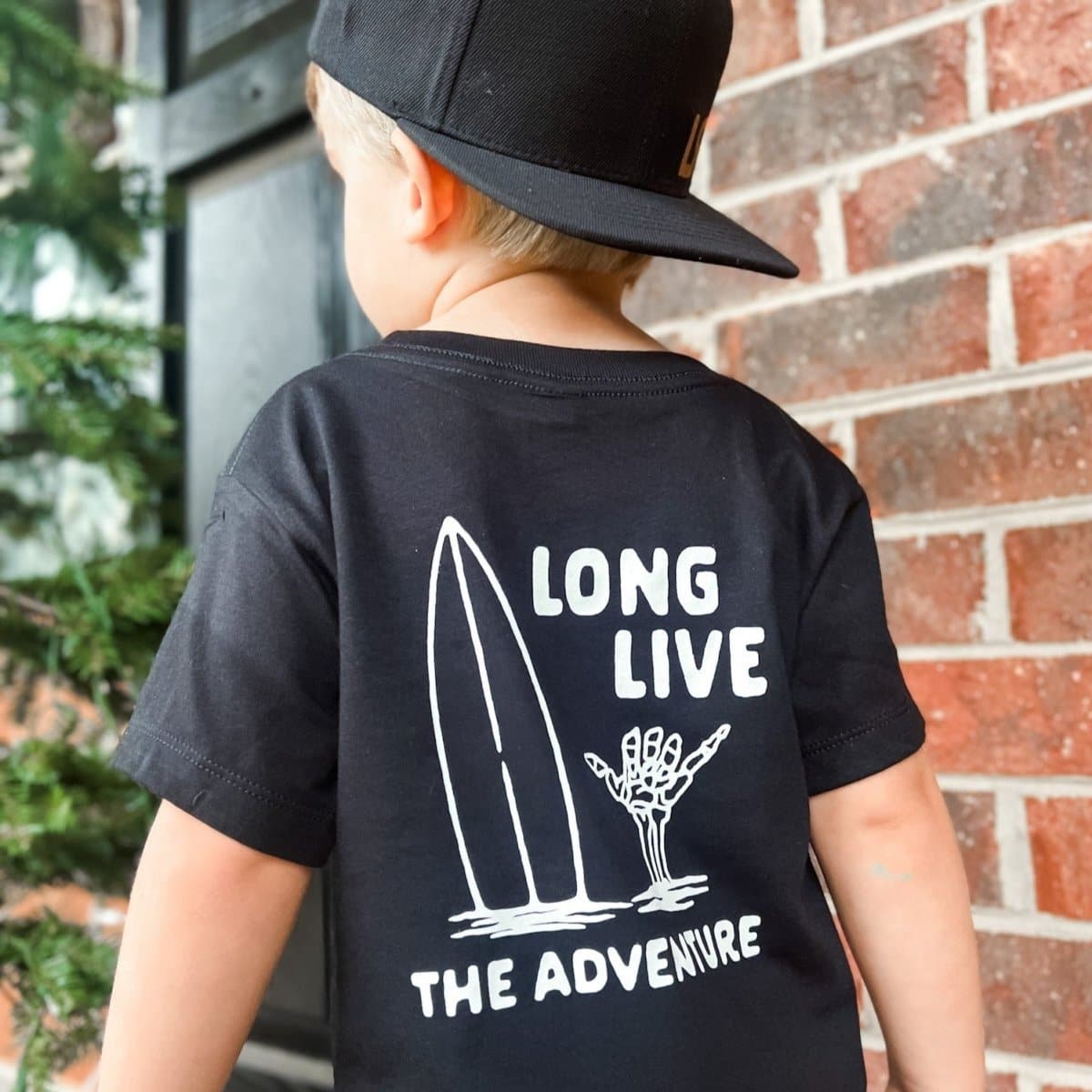 100% ORGANIC COTTON LONG LIVE THE ADVENTURE TEE - BLACK
