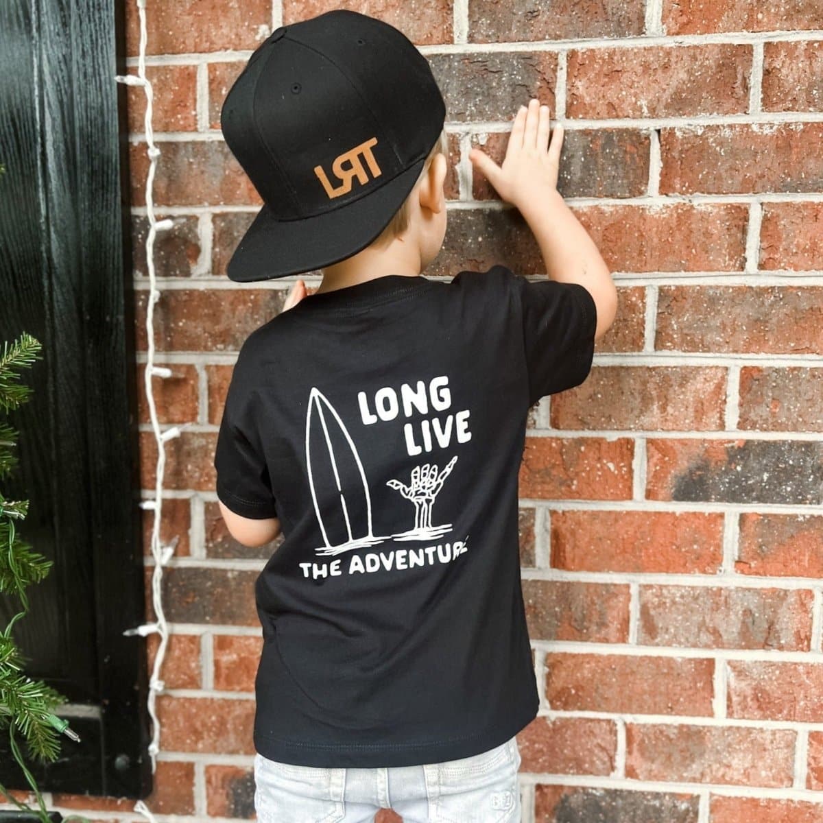 100% ORGANIC COTTON LONG LIVE THE ADVENTURE TEE - BLACK